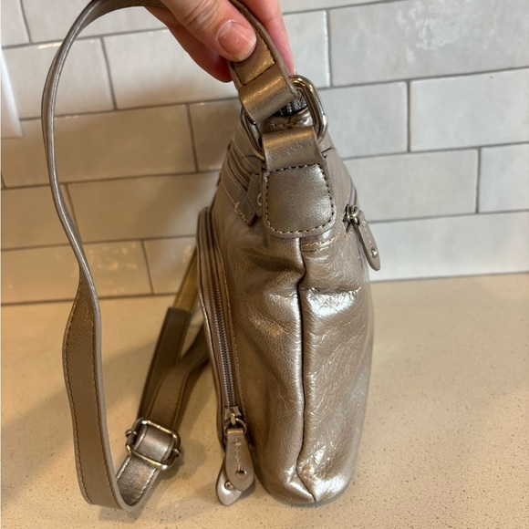 Giani Bernini Metallic Champagne Pebble Leather Crossbody Bag Shoulder Bag Purse - Picture 4 of 10